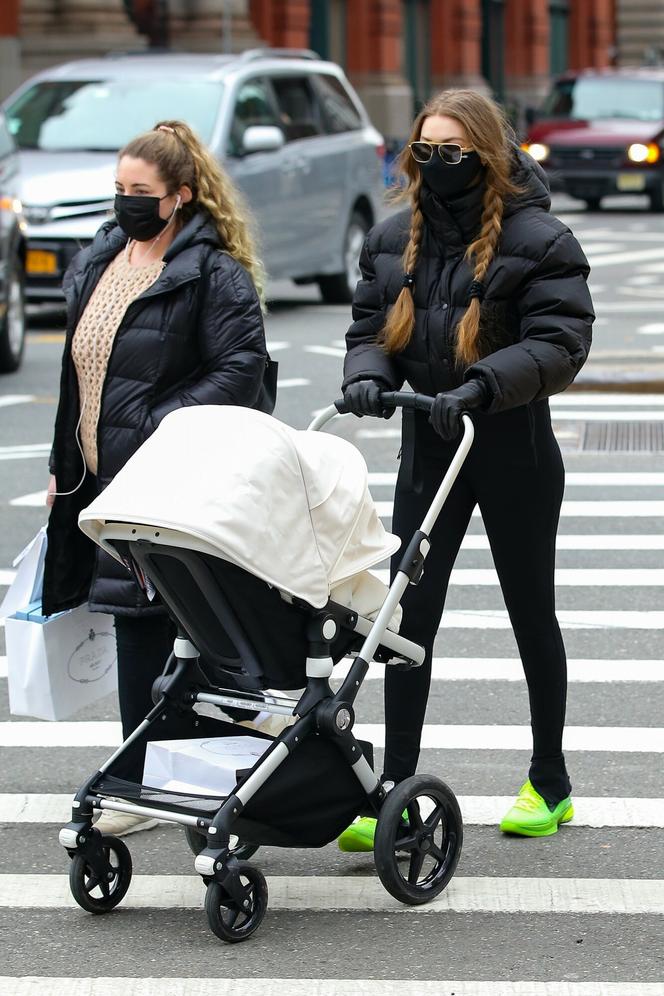 Gigi Hadid na spacerze z córką