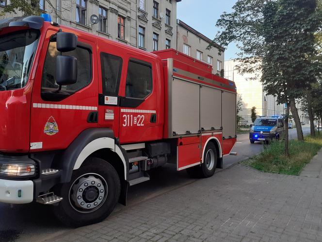 W pustostanie w centrum Łodzi zawalił sie dach. 7 zastępów strażaków  przeszukuje gruzowisko