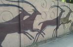 Malarz sam odnawia mural na ogrodzeniu wrocławskiego zoo