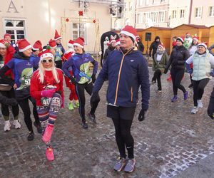 Bieg Mikołajów w Olsztynie. Około 400 osób pobiegło w charytatywnym celu [ZDJĘCIA]