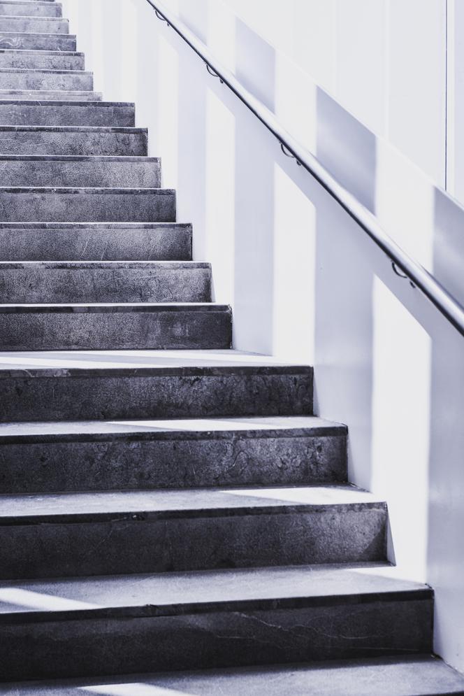Nowoczesne schody. Jakie są obecnie modne schody wewnętrzne? Sprawdź nasze inspiracje