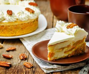 Sernik z ciastem marchewkowym. Nietypowe połączenie, które oczaruje każdego
