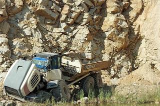 Potężne wozidło kopalniane spadło z urwiska. Chwile grozy w kamieniołomie