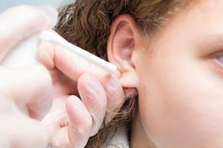 Jak czyścić uszy, żeby sobie nie zaszkodzić? Sprawdź nasze rady