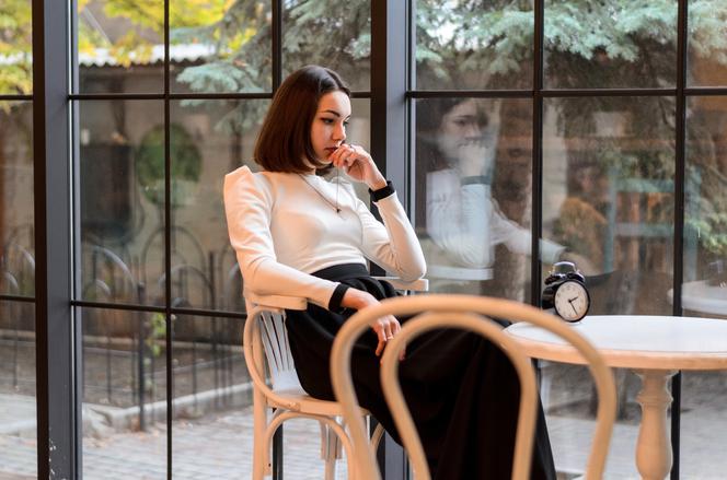 Jak zachować się w restauracji czekając na gospodarza spotkania?