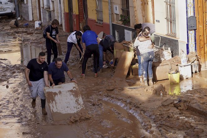 Najbardziej szokujące zdjęcia powodzi w Hiszpanii! Liczba ofiar poraża Już prawie 2oo