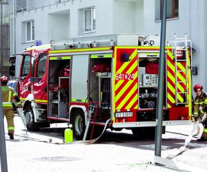 Pożar i wybuchy w mieszkaniu bloku w Tychach