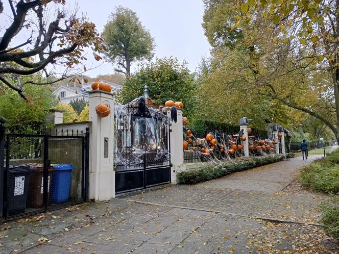 Willa na Jaśkowej Dolinie znów ozdobiona. Tym razem przechodniów zaskakują halloweenowe straszydła!