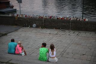 Mieszkańcy palą znicze w miejscu tragicznego wypadku przy moście Dębnickim