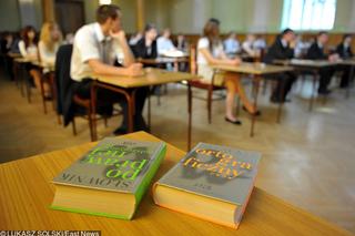W Polsce brakuje podręczników? Rosną kolejki po używane książki