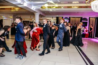 Niezapomniana studniówka maturzystów z Rybnika. Tak bawiła się Budowlanka