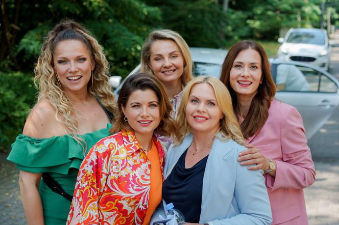 Przyjaciółki 18 sezon, Patrycja (Joanna Liszowska), Inga (Małgorzata Socha), Anka (Magdalena Stużyńska), Zuza (Anita Sokołowska), Dorotka (Agnieszka Sienkiewicz)