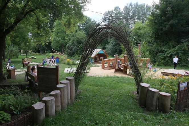 Naturalny plac zabaw przy Dolinie Służewieckiej. Chcieli go spalić, teraz go uwielbiają? 
