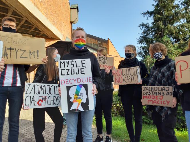 Protest pod kościołem św. Antoniego w Lesznie