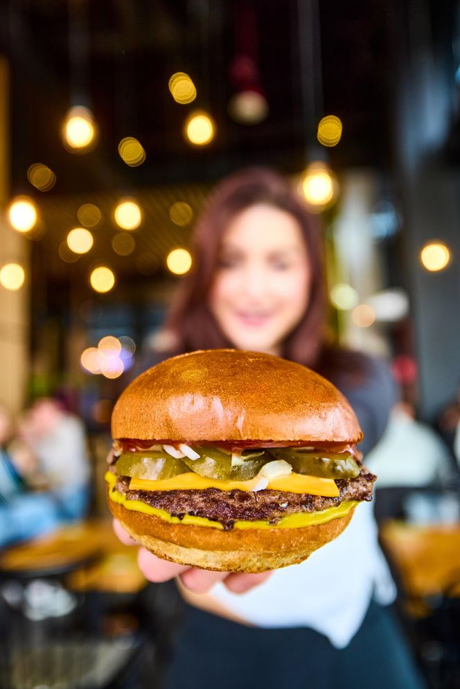 Pasibus szykuje ucztę w Alei Bielany: 100 burgerów gratis i specjalne promocje!