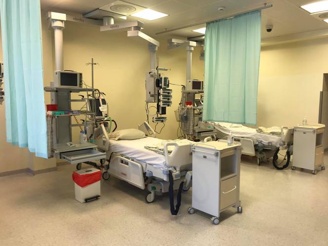 Koronawirus uderza w personel medyczny. Krakowskim szpitalom coraz trudniej wypełnić dyżury