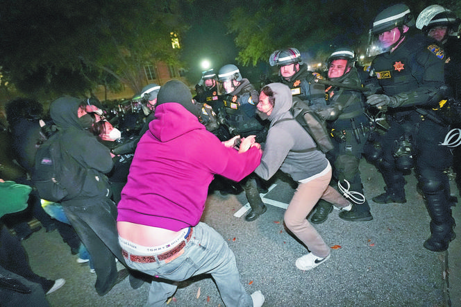 Policja odbija kampusy