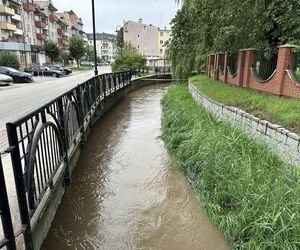 Ulewne deszcze w regionie. Stan rzek w Elblągu znów się podnosi. Służby postawione na nogi