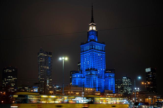 Pałac Kultury i Nauki w Warszawie podświetlony na niebiesko