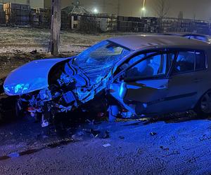 Warszawa. Czołowe zderzenie osobówek w Rembertowie. Jedna osoba trafiła do szpitala 