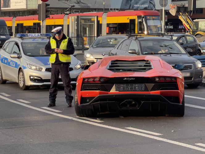 Luksusowe lamborghini roztrzaskane w centrum Warszawy