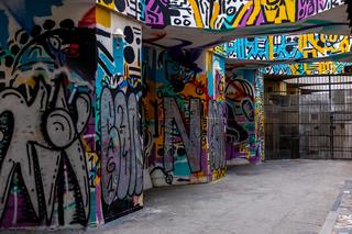 Pasaż Italia - zobacz, jak dziś wygląda zaniedbany zabytek. Nowe griffiti już przykryto kolejnym