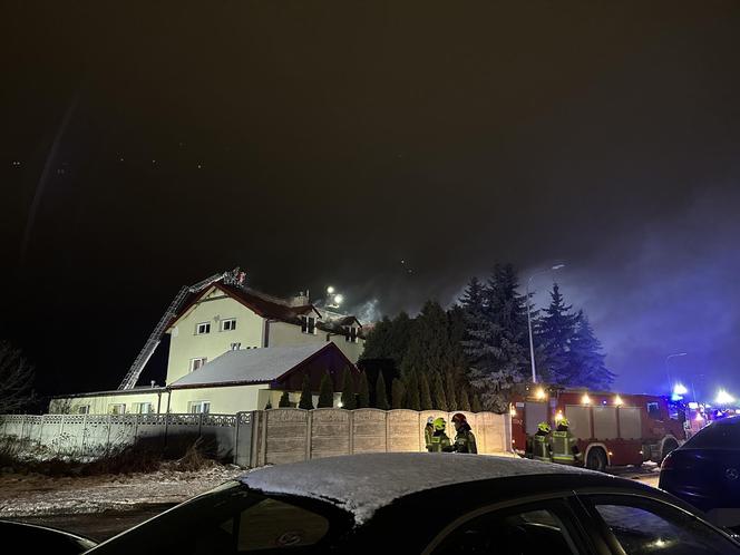 Pożar domu opieki! Strażacy ewakuują pensjonariuszy na noszach