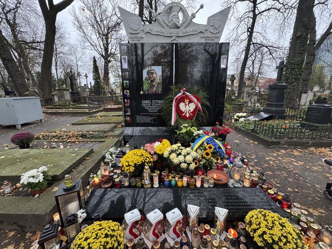 Tak wygląda grób Daniela Sztybera w Święto Zmarłych. Polski żołnierz oddał życie za Ukrainę