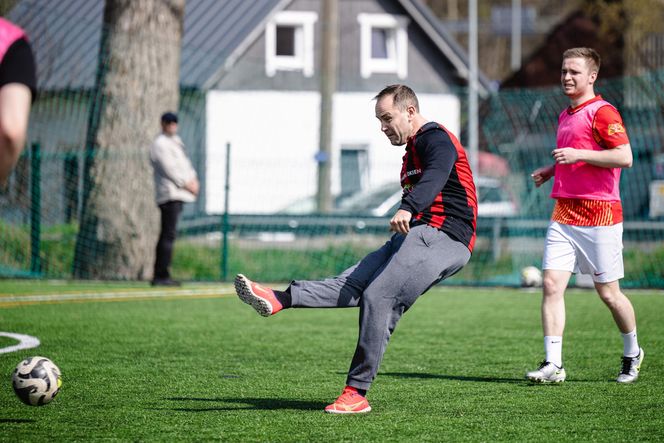 Karol Nawrocki gra w piłkę