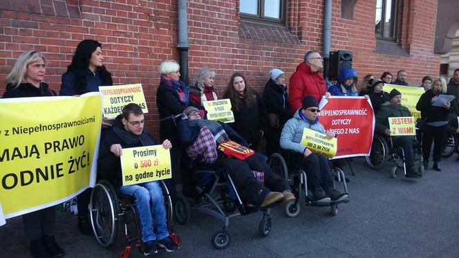 Rodzice niepełnosprawnych od urodzenia protestowali w Toruniu