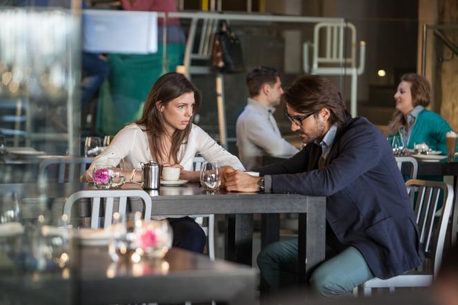 To nie koniec świata 2 sezon odcinek 21. Anka (Karolina Gorczyca), Adam Tenczyński (Piotr Stramowski)