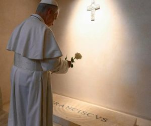 Papież Leon XIV odwiedził grob Franciszka! Wzruszająca modlitwa