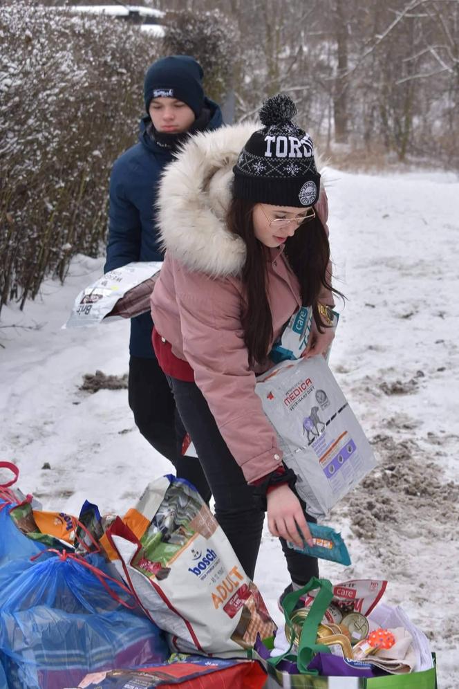 Walentynkowa akcja Torcida Girls. Dziewczyny wspierają bezdomne zwierzęta ze schroniska [ZDJĘCIA]