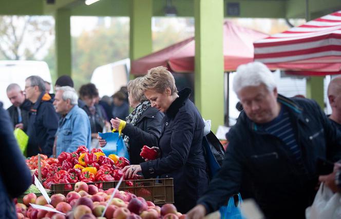 Hanna Zdanowska robi zakupy na bazarku