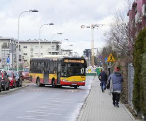 Autobus już może zakręcić. Koniec groteski przed przychodnią na Bemowie