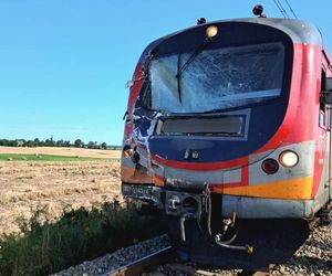 Gronówka. Śmiertelny wypadek na przejeździe kolejowym. Zderzenie kampera z pociągiem osobowym [ZDJĘCIA].