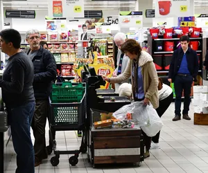 Była pracownica supermarketu ujawnia. Takie sztuczki stosują na nas sklepy