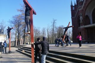 Dali się ukrzyżować na próbę. Sceny jak z filmu w centrum miasta