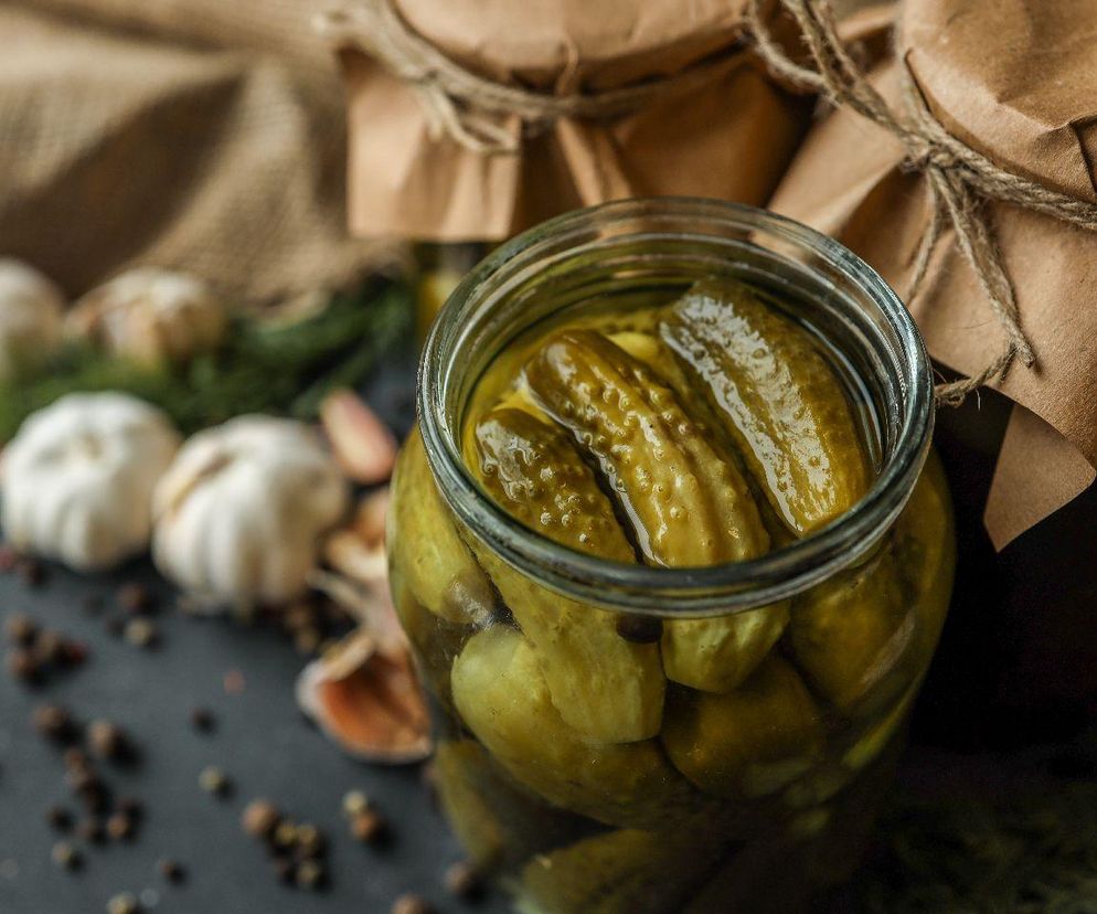 Wyśmienite ogórki w zalewie gyros. Odkryj prosty przepis na pyszne domowe przetwory