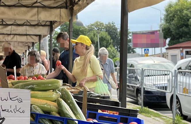 Europosłanka Wcisło buszuje na bazarku.