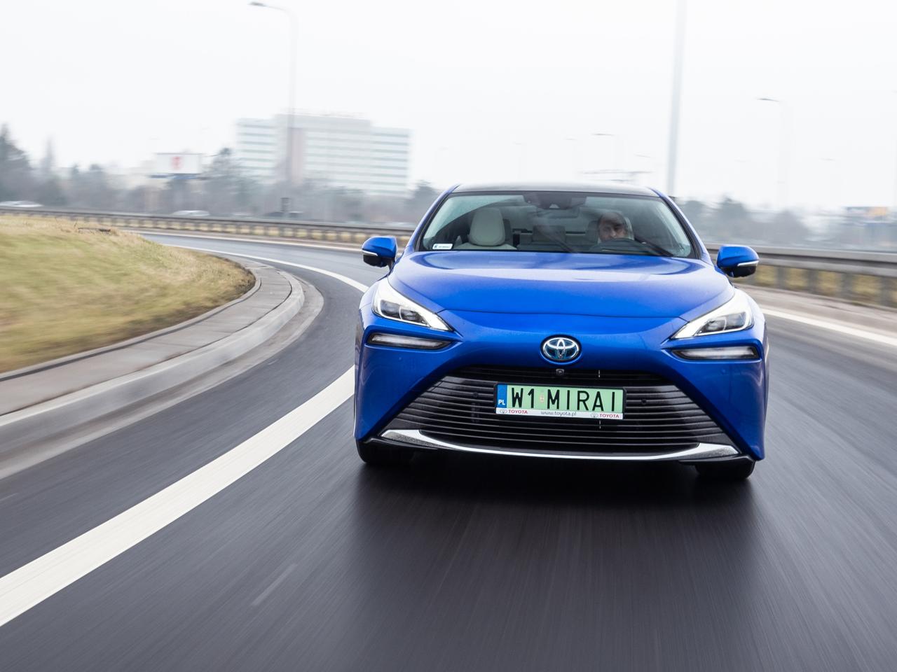 Toyota Mirai brzmi jak PRZECIĄG! Jest elektryczna, ale paliwo to wodór! WIDEO