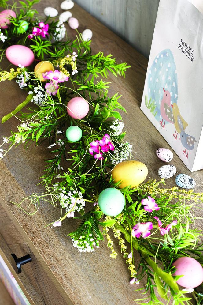 Wielkanocne dekoracje - efektowny stroik