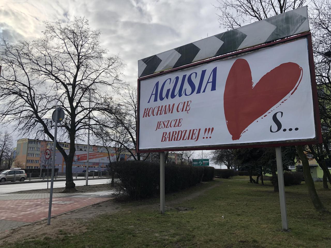 Miłość w czasach reklamy. Wyznał jej miłość poprzez... bilboard!