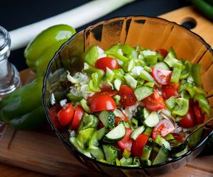 Cudownie zdrowa surówka z ogórków małosolnych: prosty przepis na pyszności