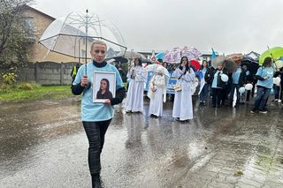 Mama cierpi po stracie Mai. Codziennie odwiedza miejsce znalezienia zwłok. Co powiedziałaby mordercy córki?