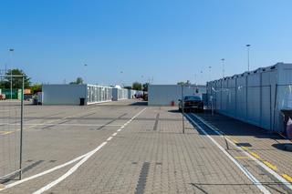 Tymczasowe miasteczko handlowe usytuowano na parkingu niedaleko spalonej hali na Białołęce