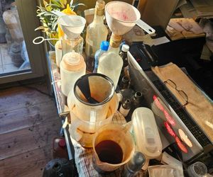 Szarlatan z Pruszkowa żerował na chorych. Leczył na wszystko, a leki robił w słoiku!