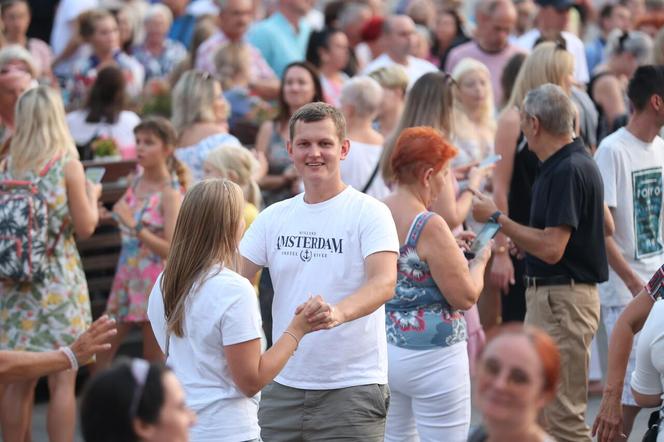 Potańcówka pod Teatrem Śląskim w Katowicach. Tłumy wręcz oszalały ZDJĘCIA