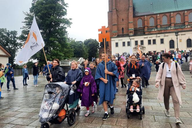 Pielgrzymi w drodze na Jasną Górę