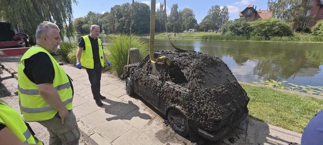 Auta wyłowione z wody przez policję